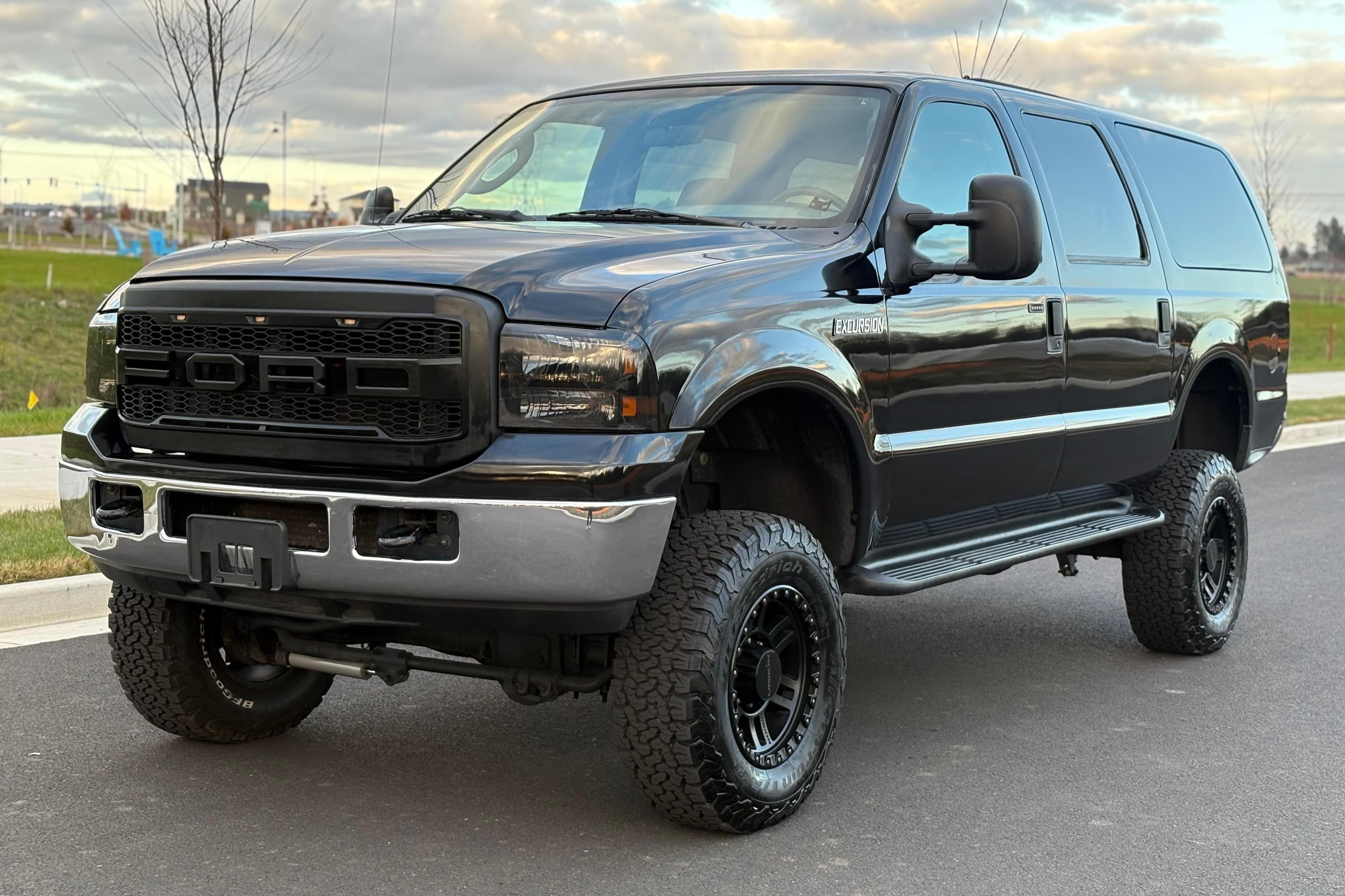 2005 Ford Excursion sold for $10,000