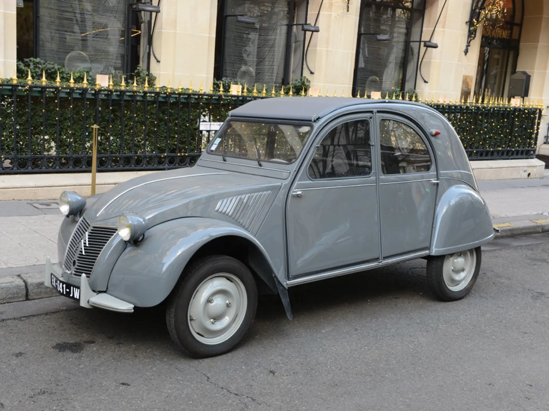 1957 Citroen 2CV sold for $20,700