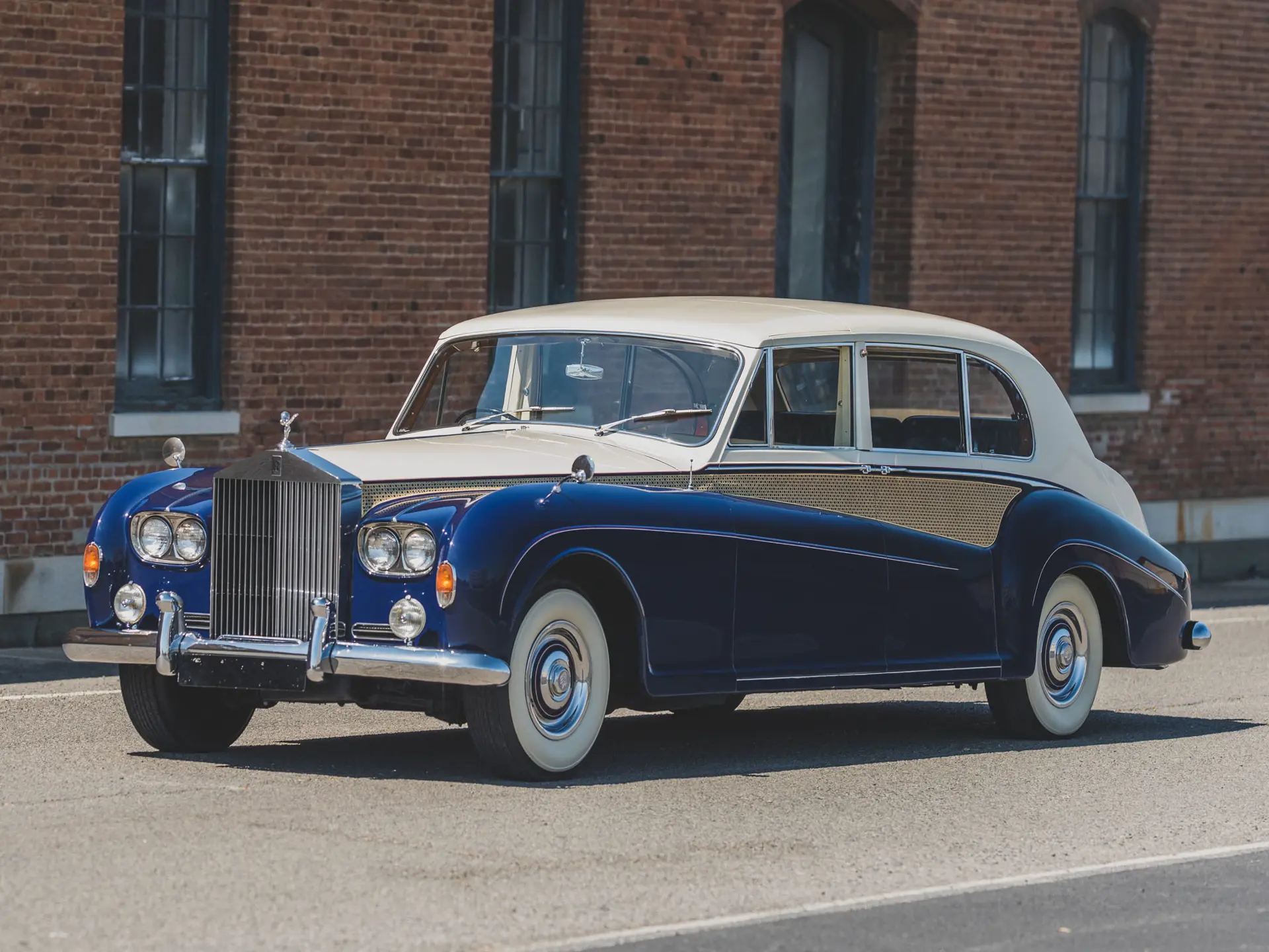 1965 Rolls-Royce Phantom V Limousine de Ville sold for $134,400