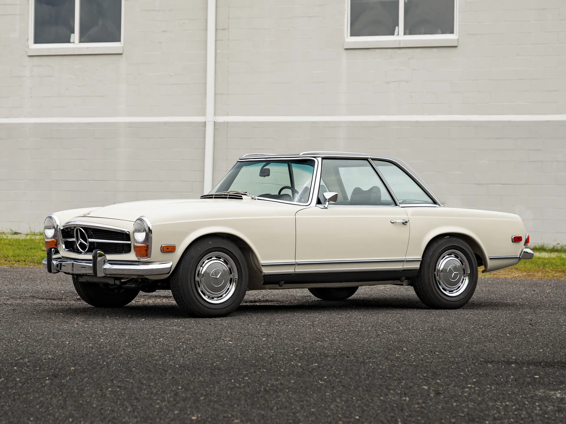 1971 Mercedes-Benz 280 SL 'Pagoda' sold for $324,000