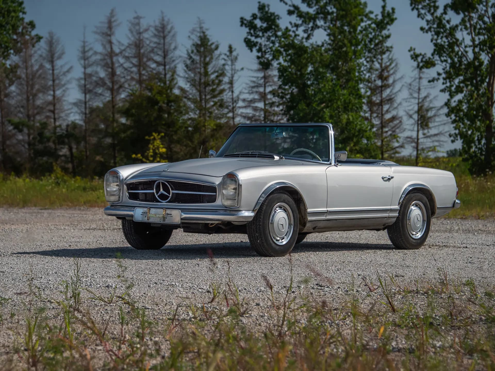 1967 Mercedes-Benz 230 SL 'Pagoda' sold for $51,700