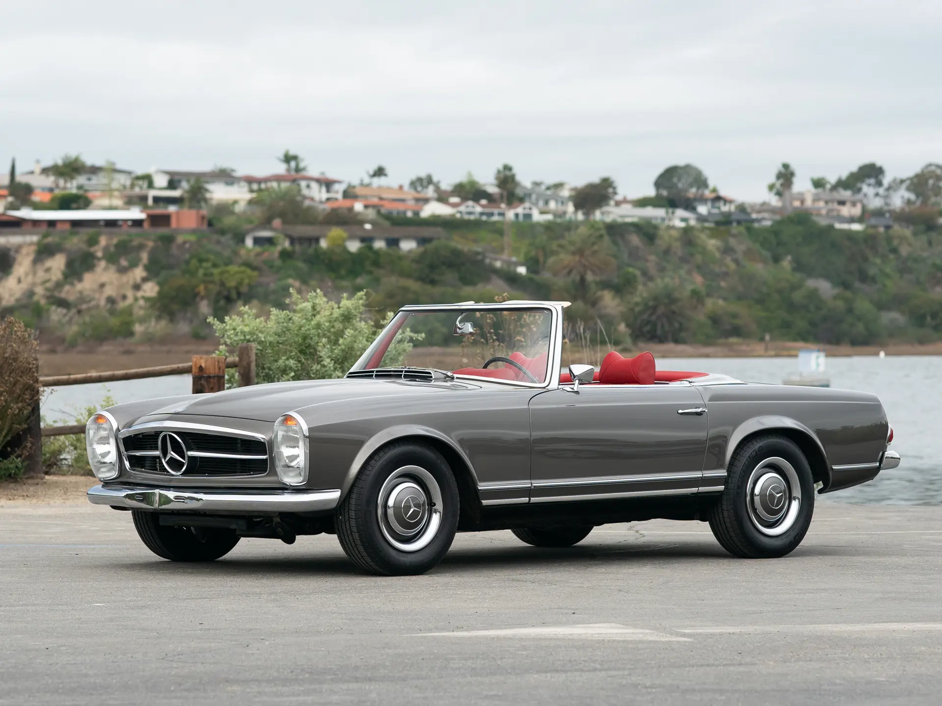1967 Mercedes-Benz 250 SL 'Pagoda' sold for $168,000