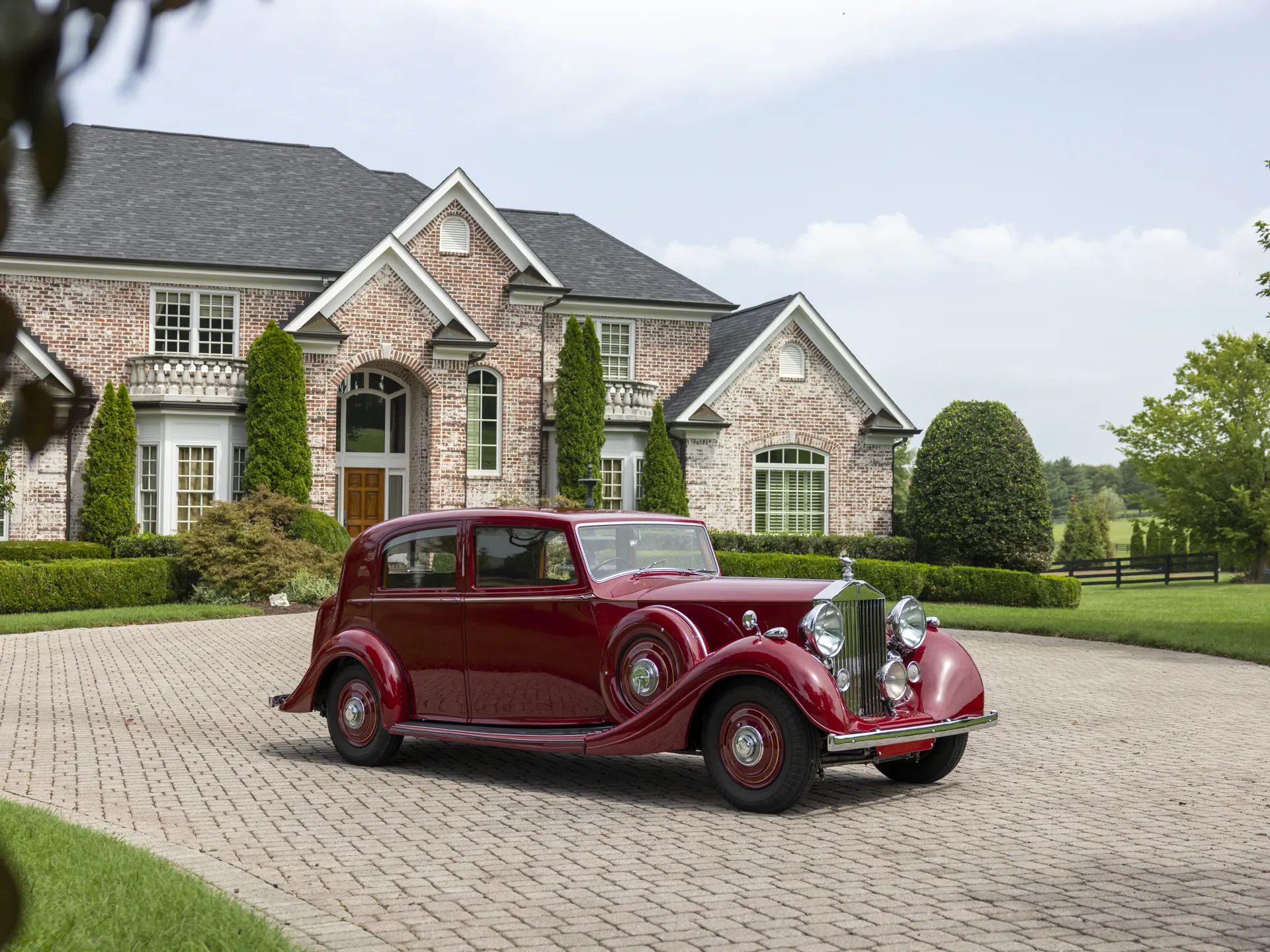 1939 Rolls-Royce Wraith Saloon sold for $55,000