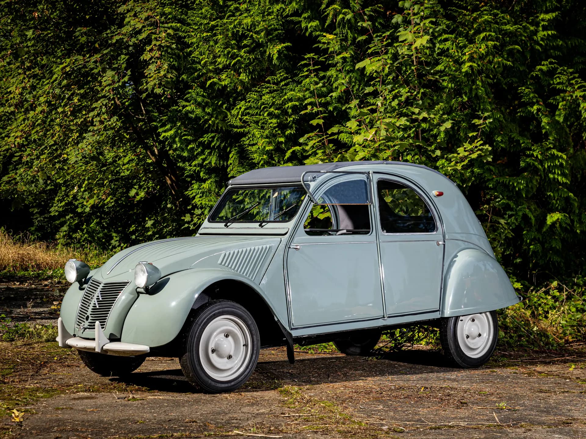 1960 Citroen 2CV sold for $18,400