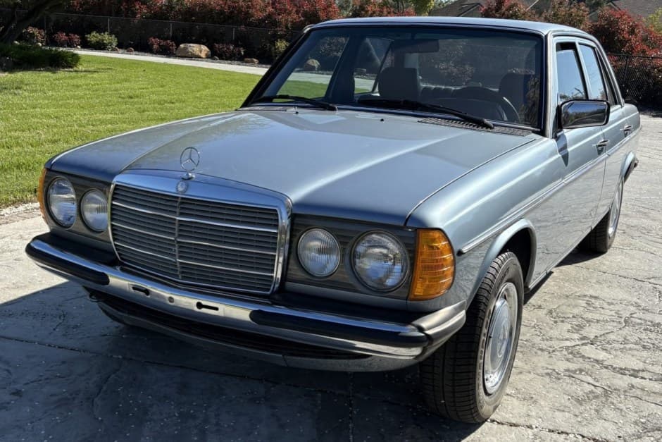 1985 Mercedes-Benz W123 sold for $4,287