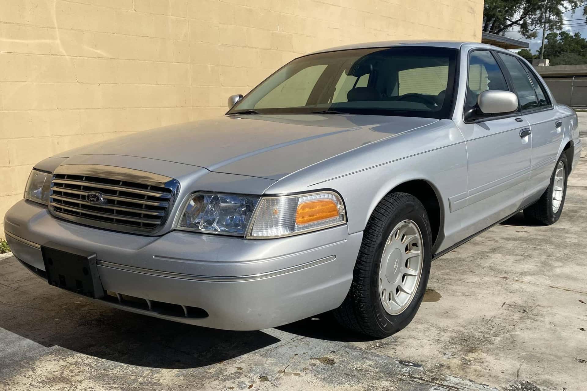 2002 Ford Crown Victoria sold for $9,200