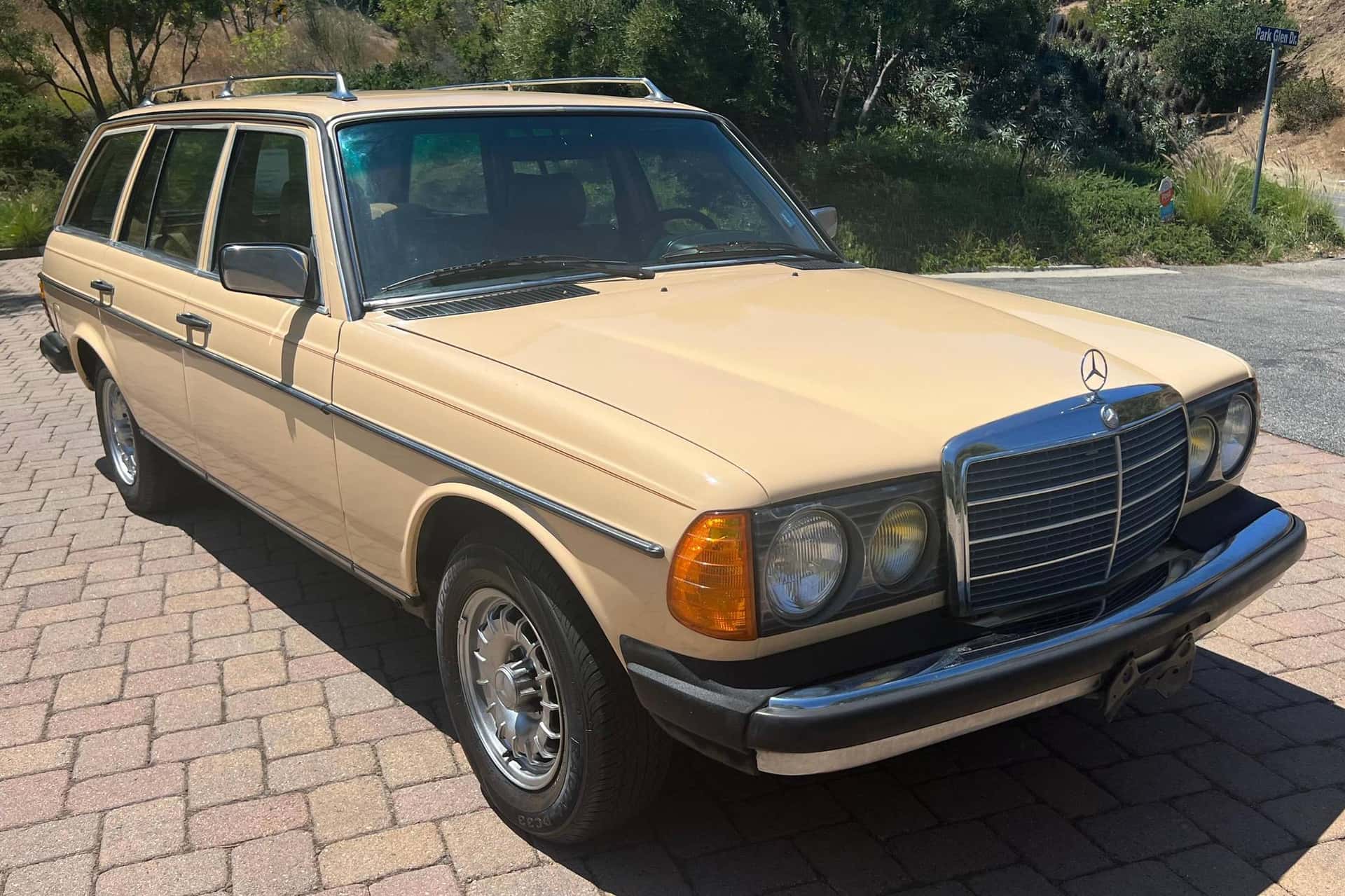 1983 Mercedes-Benz E-Class sold for $13,900