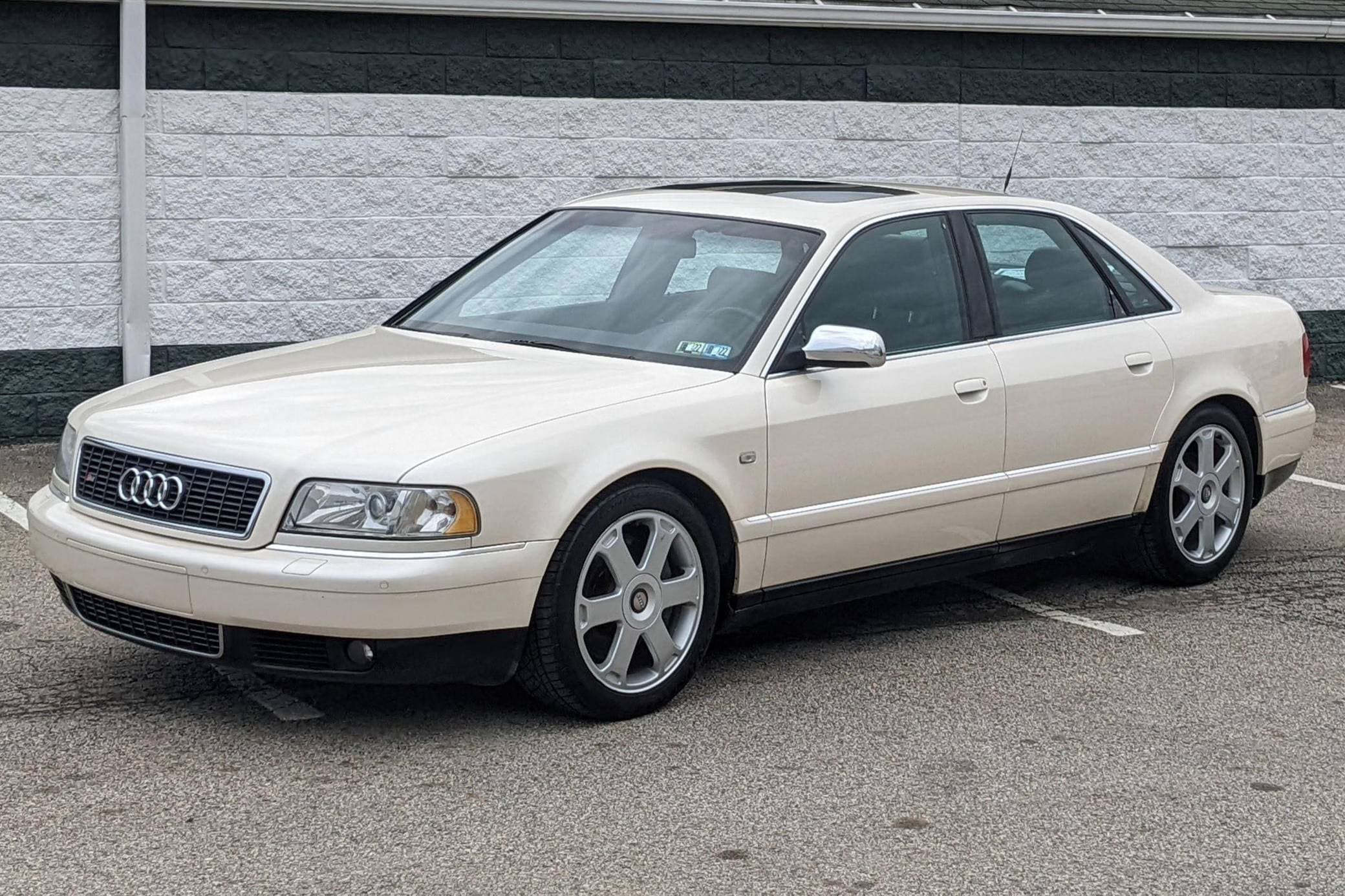 2001 Audi S8 sold for $9,610