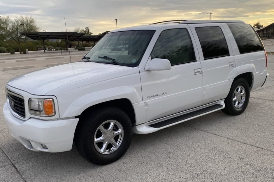 2000 Cadillac Escalade GMT400 (1999-2000) sold for $14,501