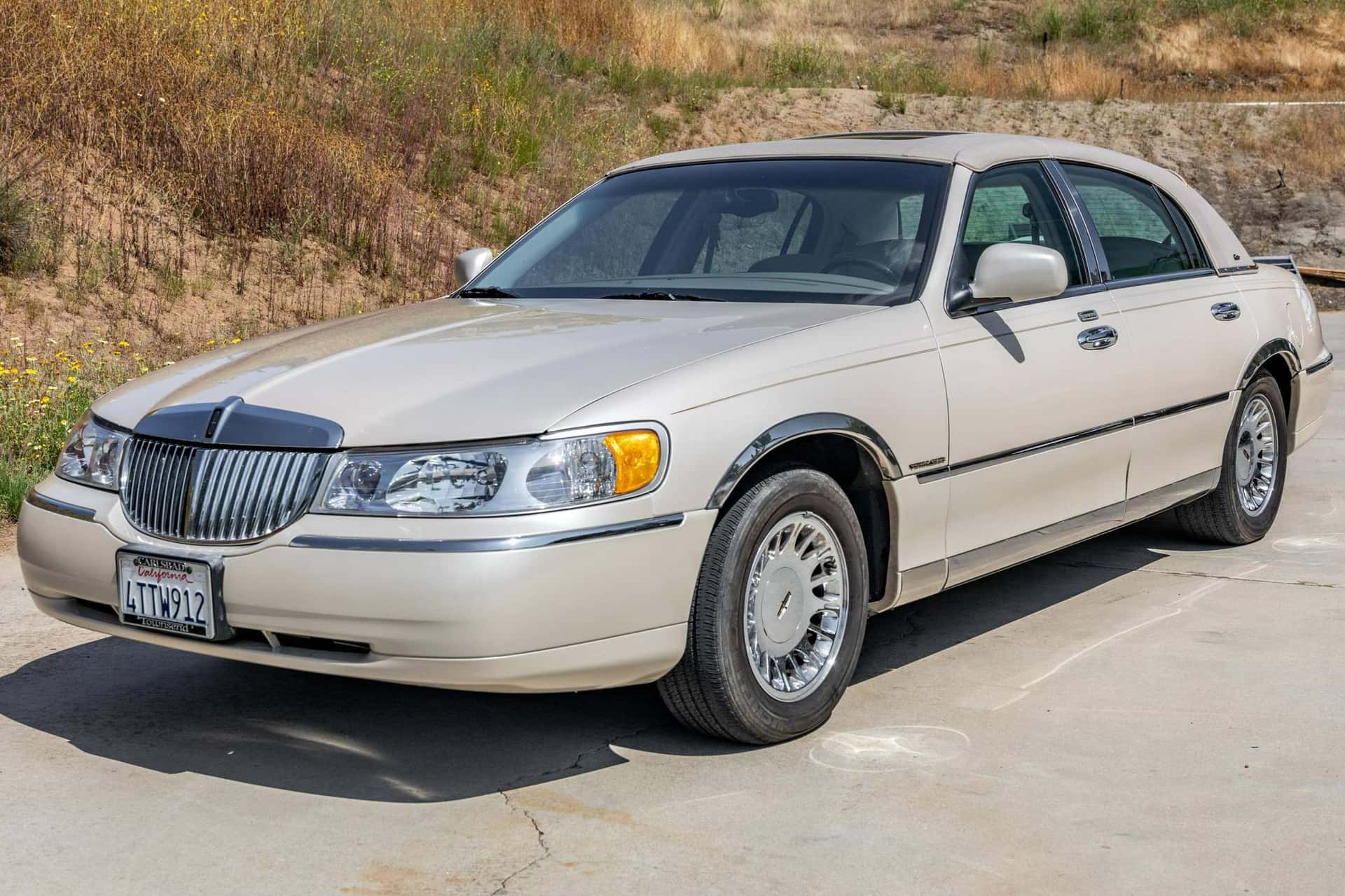 2001 Lincoln Town Car sold for $9,300