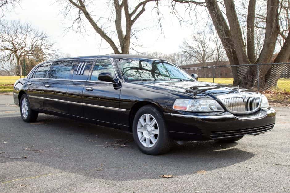 2009 Lincoln Town Car sold for $9,000