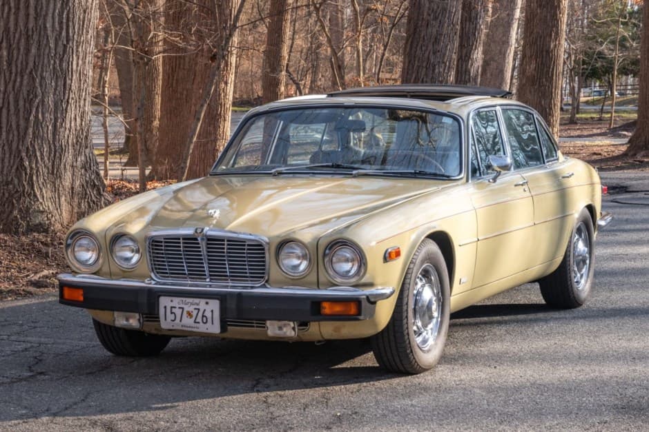 1976 Jaguar XJ Series 2 (1974-1979) sold for $4,100