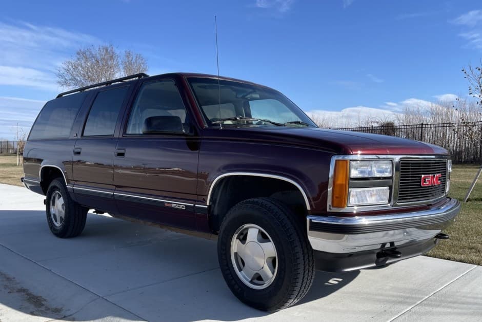 1992 Chevrolet Suburban (GMT400 1992-1999) sold for $8,500