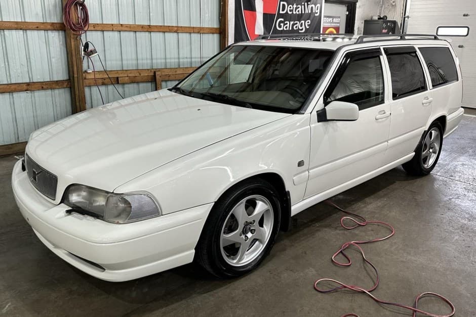 1997 Volvo V70 sold for $8,900