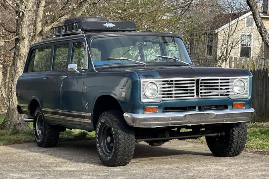 1972 International Harvester Travelall sold for $6,500