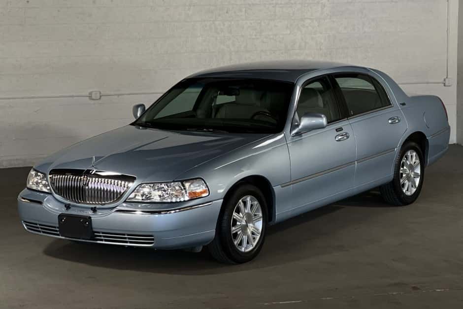2009 Lincoln Town Car sold for $18,000
