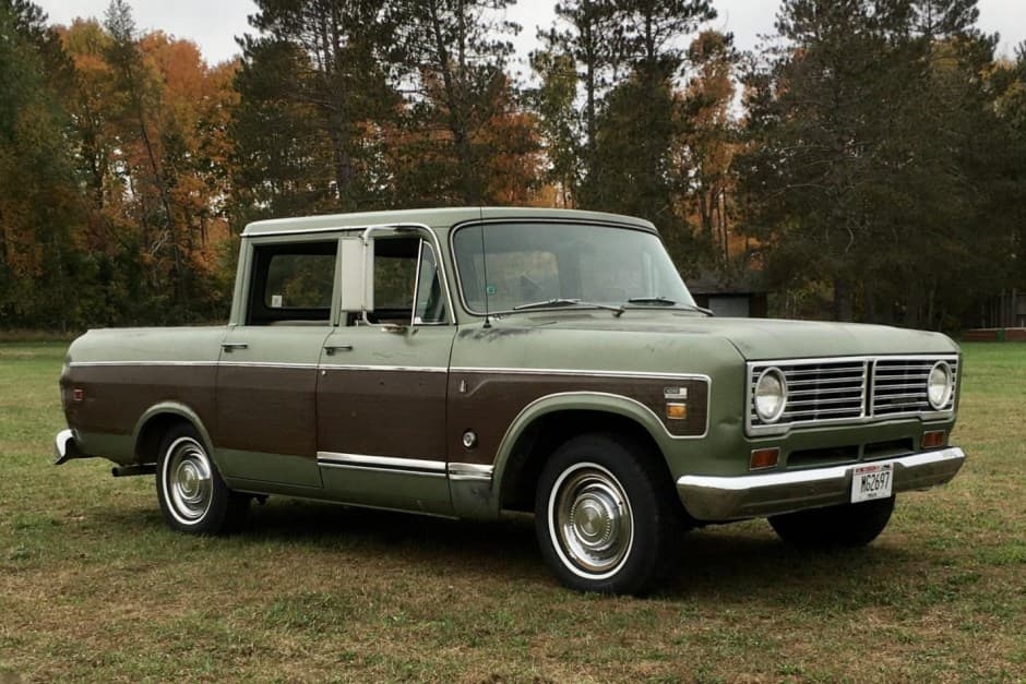 1973 International Harvester Travelall sold for $12,850
