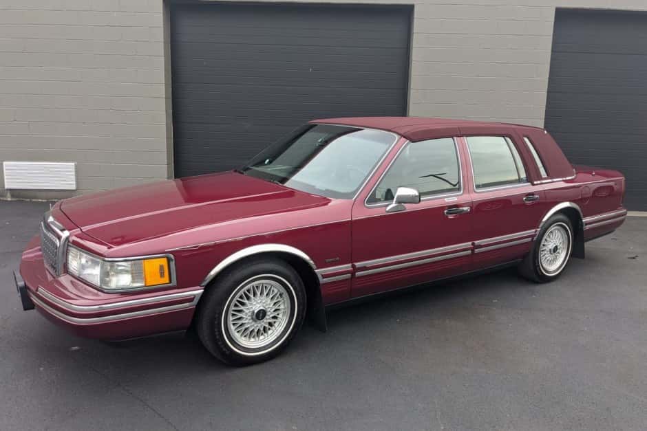 1993 Lincoln Town Car sold for $17,000