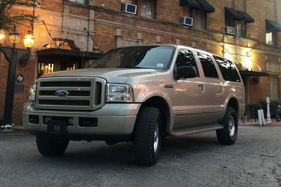 2005 Ford Excursion sold for $27,890