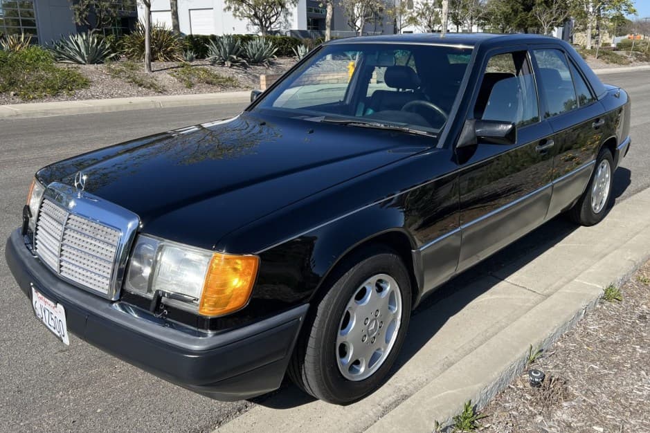 1992 Mercedes-Benz W124 E-Class sold for $17,500