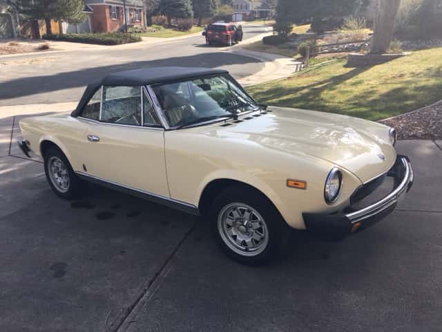 1982 Fiat 124 Spider (1966-1985) sold for $8,124
