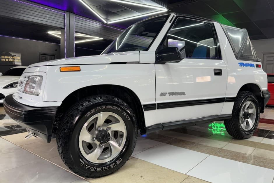 1993 Geo Tracker/Suzuki Sidekick sold for $13,000