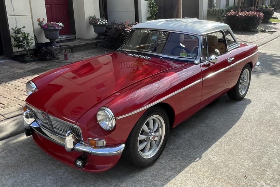 1966 MG MGB sold for $32,323