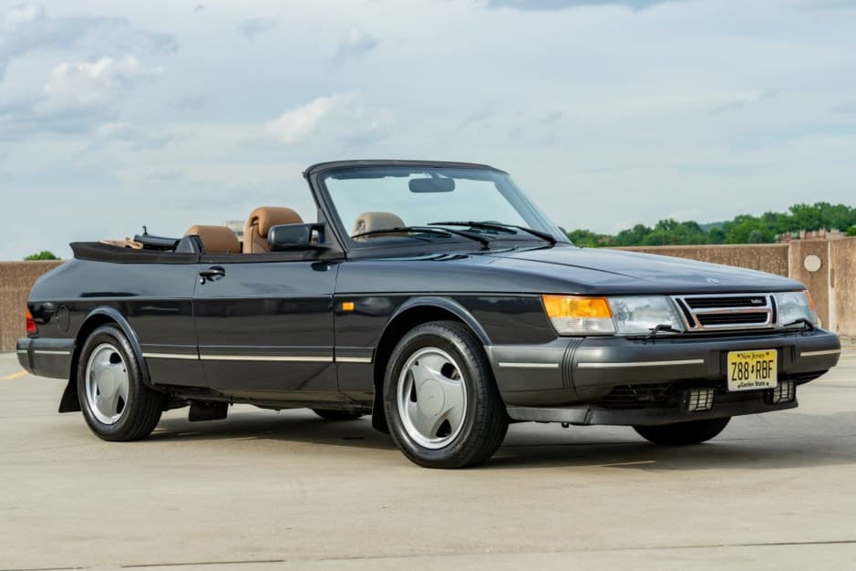 1994 Saab 900 sold for $15,718