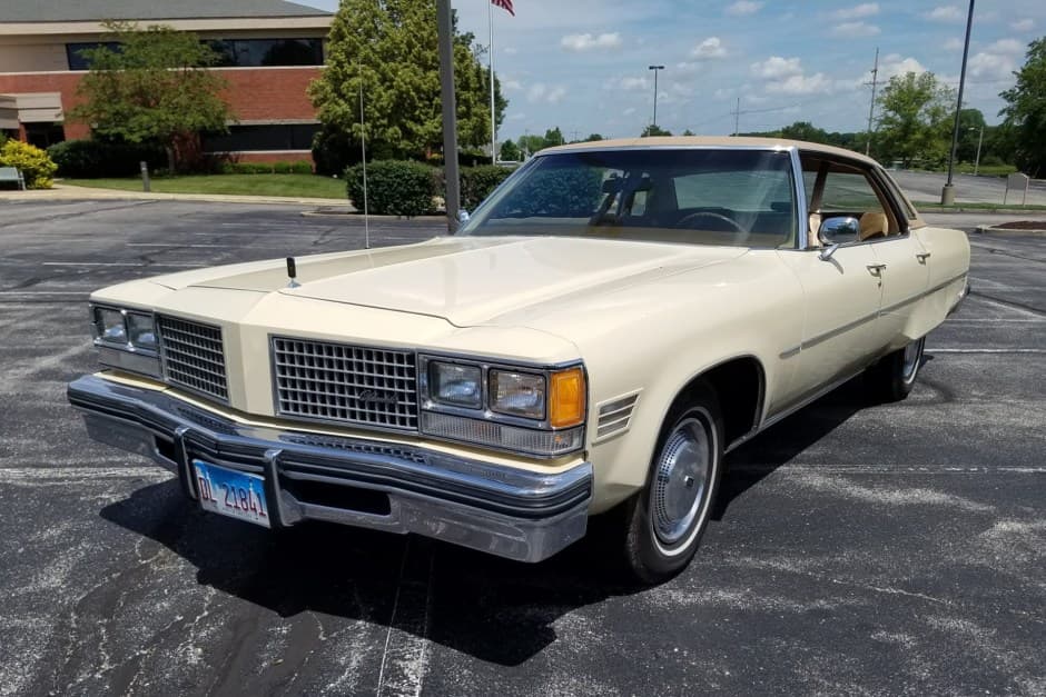 1976 Oldsmobile 98 sold for $9,400