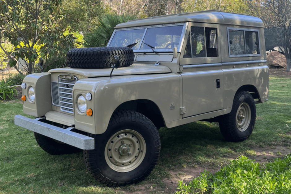 1976 Land Rover Series 88 sold for $31,250