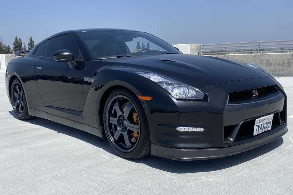 2014 Nissan GT-R R35 sold for $68,750