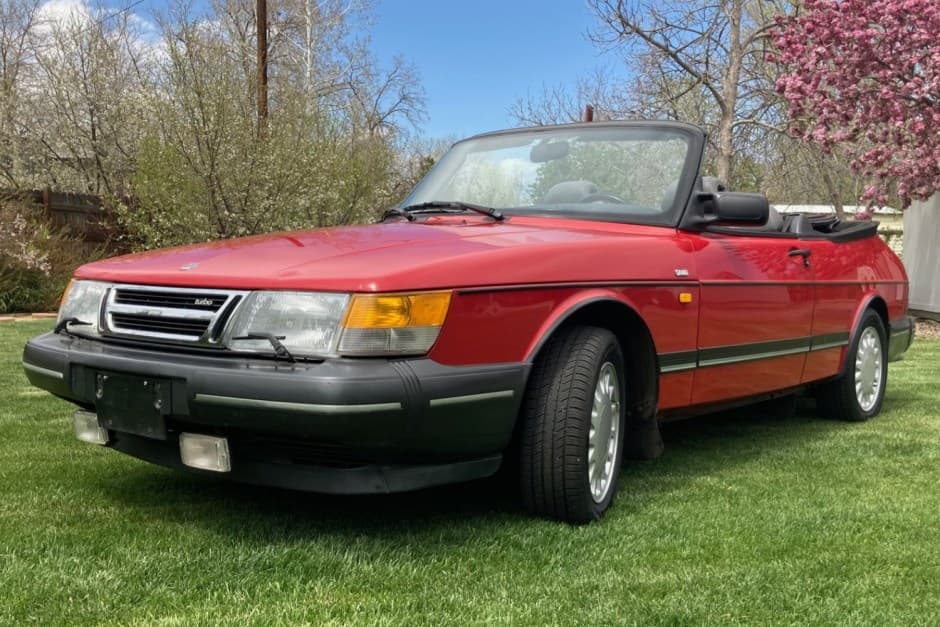 1991 Saab 900 sold for $11,600