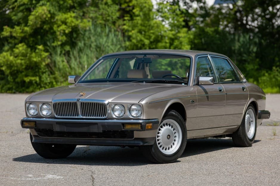 1988 Jaguar XJ40 XJ (1988-1994) sold for $11,000