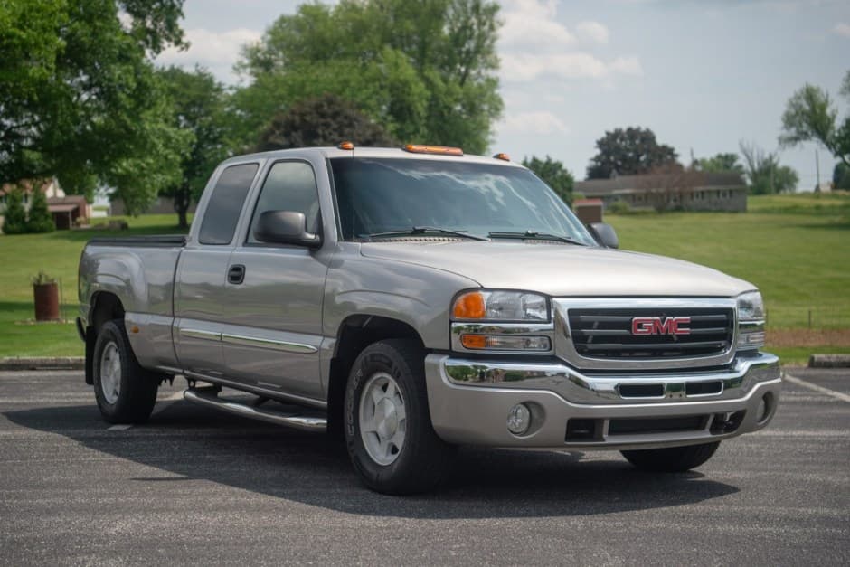 2004 GMC Sierra (GMT800 1999-2007) sold for $10,750