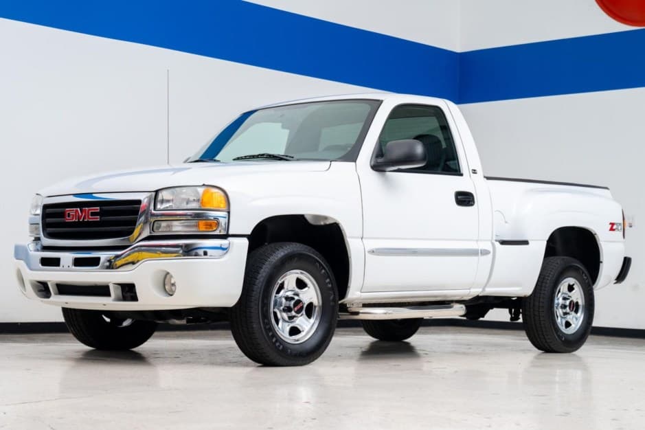 2004 GMC Sierra (GMT800 1999-2007) sold for $32,000
