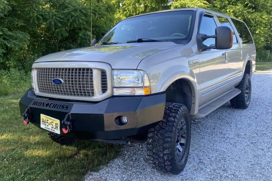 2004 Ford Excursion sold for $21,100