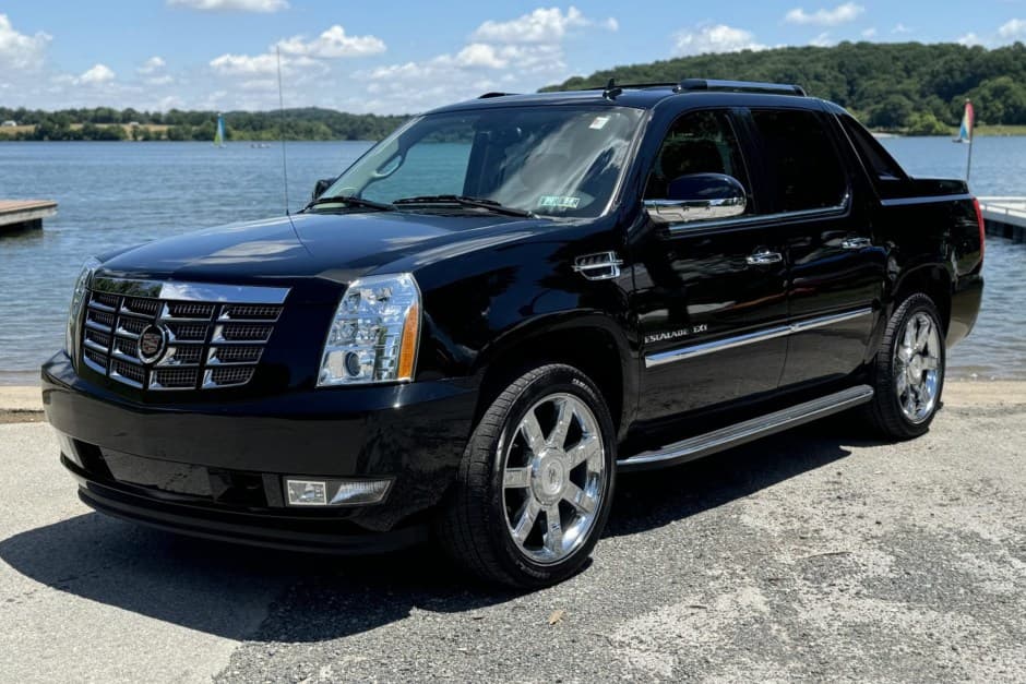 2011 Cadillac Escalade & EXT GMT900 (2007-2014) sold for $34,350