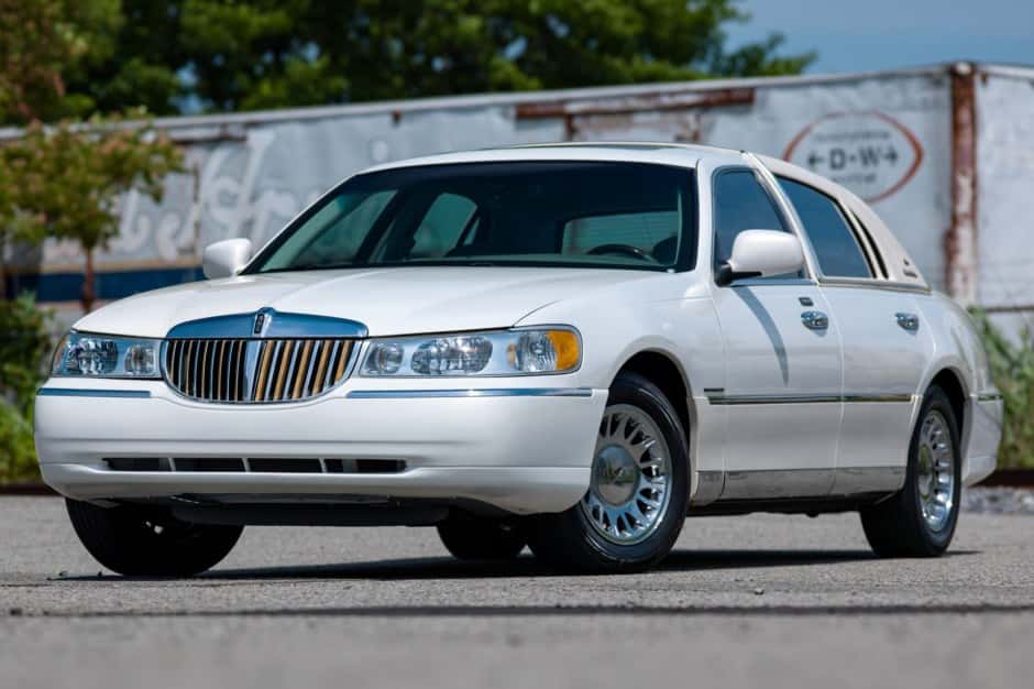 2002 Lincoln Town Car sold for $18,000