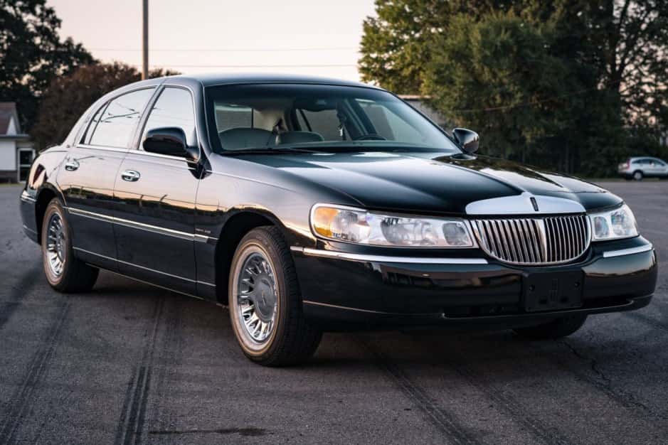 2002 Lincoln Town Car sold for $9,500