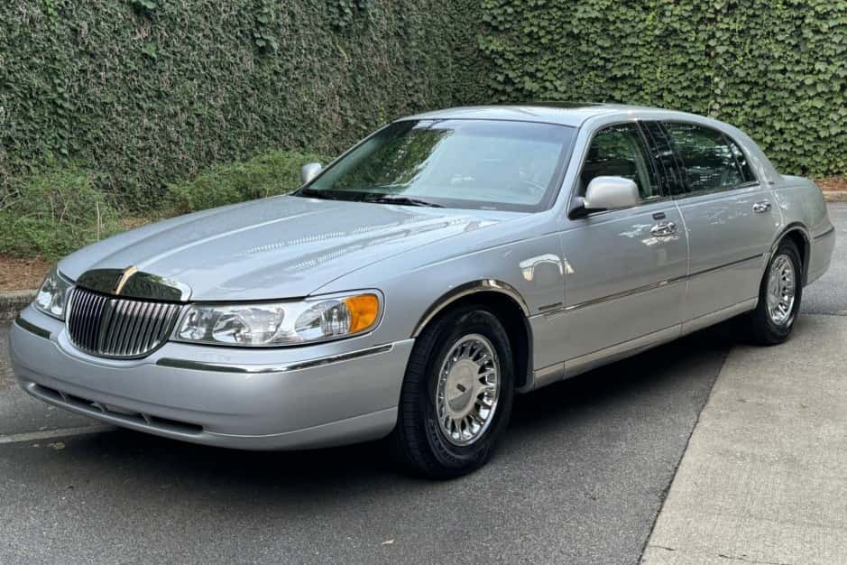 2001 Lincoln Town Car sold for $15,000