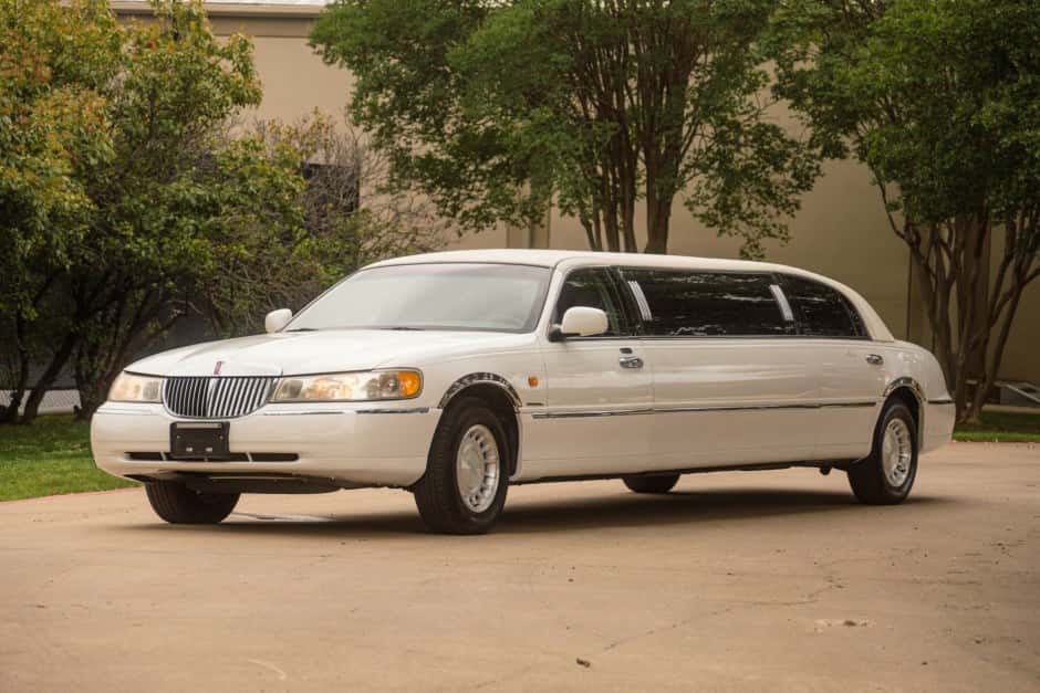 2001 Lincoln Town Car sold for $26,000