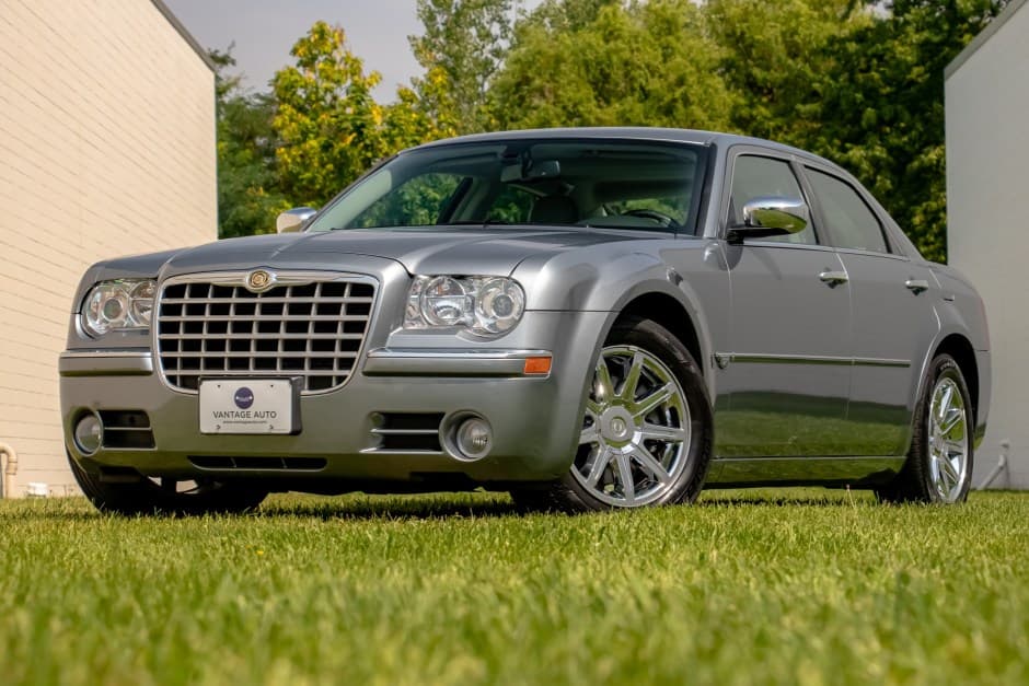 2006 Chrysler 300 (2005-2023) sold for $16,000