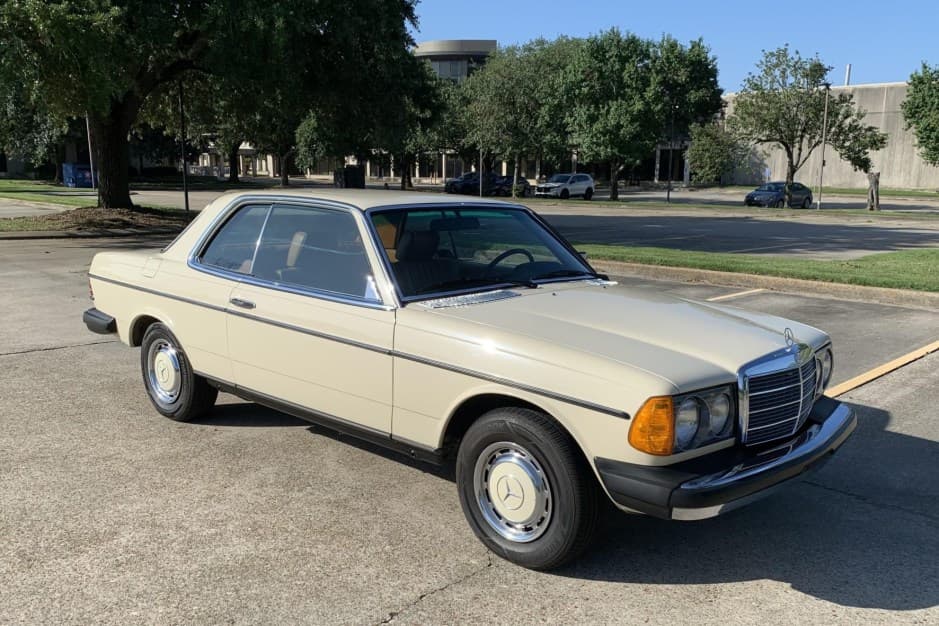 1979 Mercedes-Benz W123 sold for $14,600