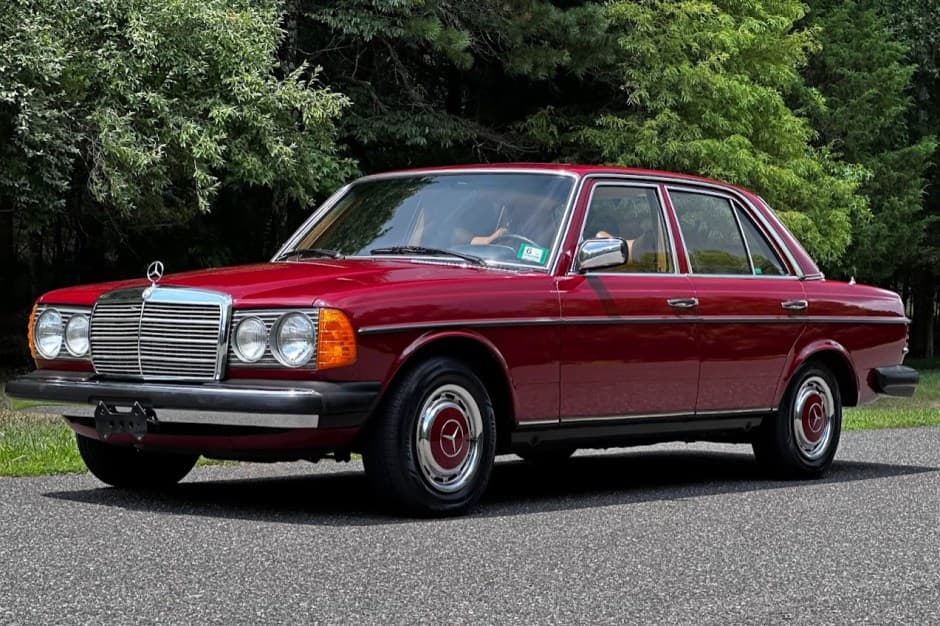 1978 Mercedes-Benz W123 sold for $31,760