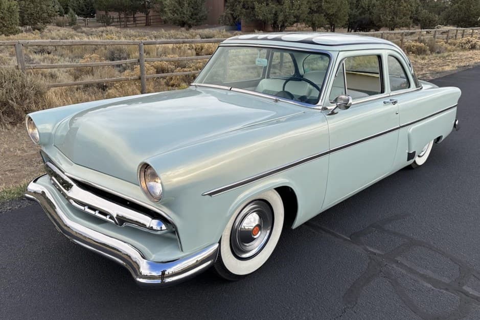 1954 Ford Customline sold for $10,500
