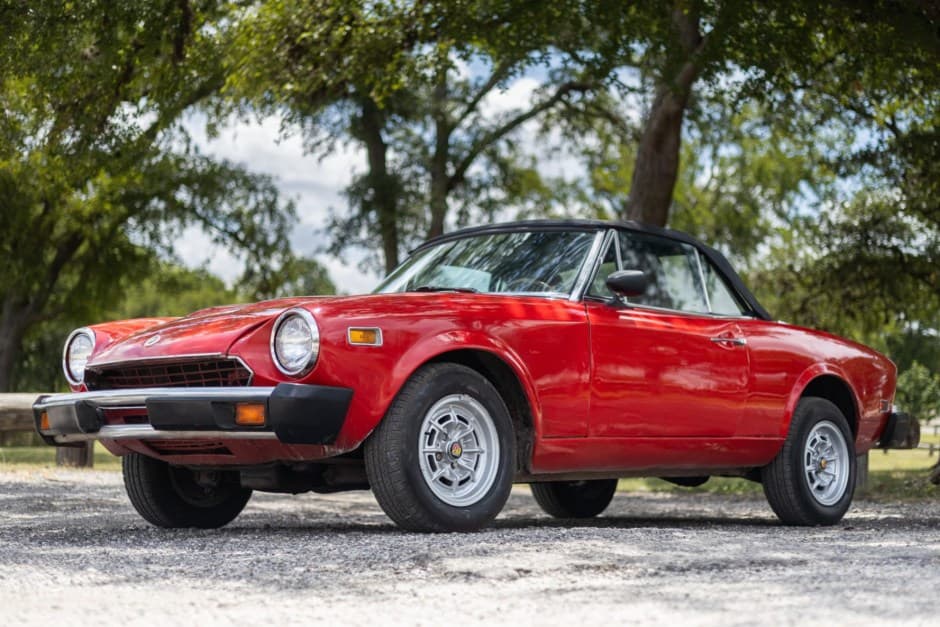 1977 Fiat 124 Spider (1966-1985) sold for $3,500