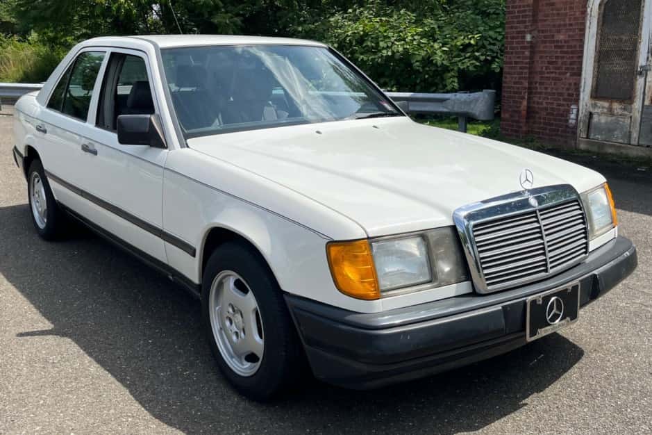 1985 Mercedes-Benz W124 E-Class sold for $15,250