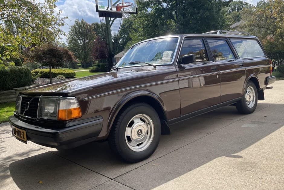 1981 Volvo 240 sold for $7,501