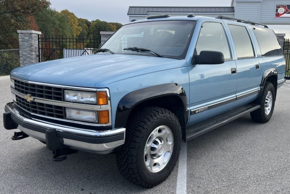 1992 Chevrolet Suburban (GMT400 1992-1999) sold for $13,711