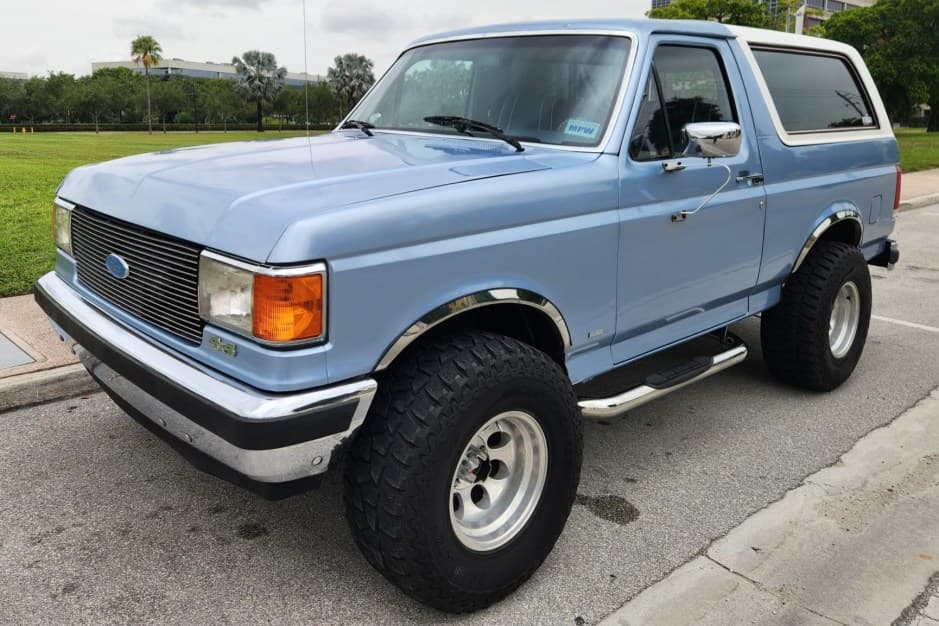 1988 Ford Bronco 4th-5th Generations 1987-1996 sold for $8,400